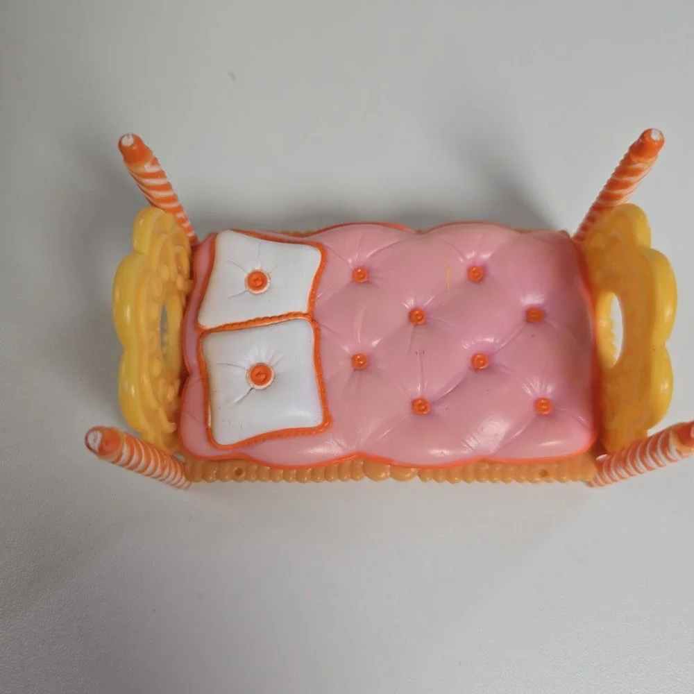 Lalaloopsy Sew Cute Doll Bed, Pink Orange Doll Bed 2009 MGA Entertainment